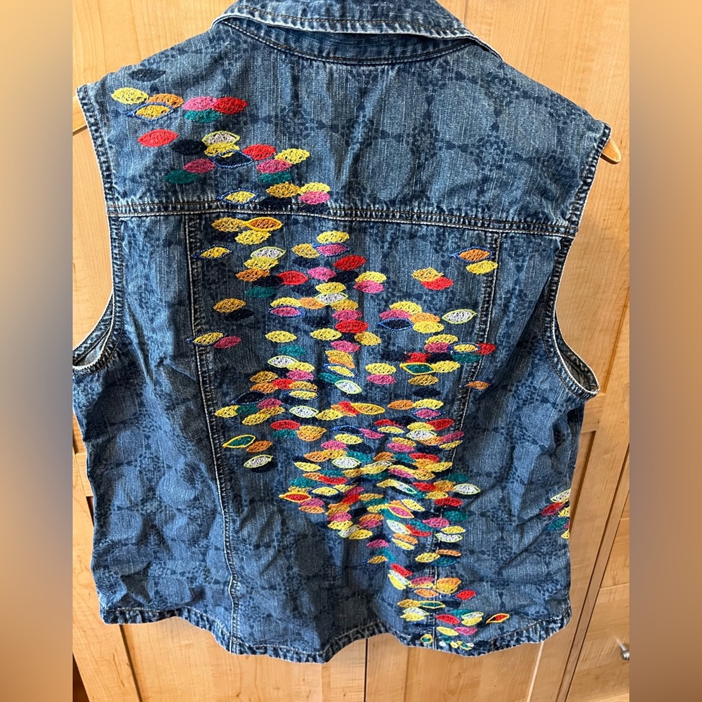 Chico’s size 2 sleeveless vest style embroidered denim top - Picture 6 of 9